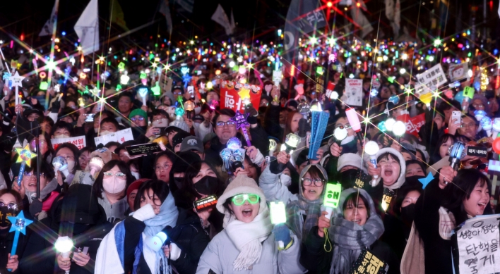 [From the Scene] Cheers erupt as parliament votes to impeach Yoon