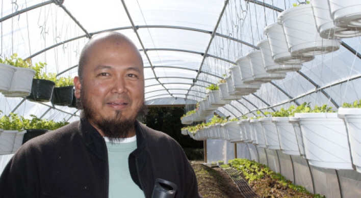 Urban farm trains immigrants, offers chance of a decent wage