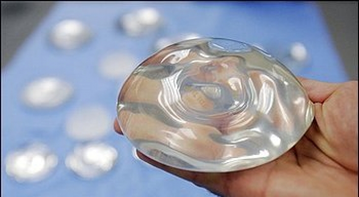 US sees possible cancer risk with breast implants