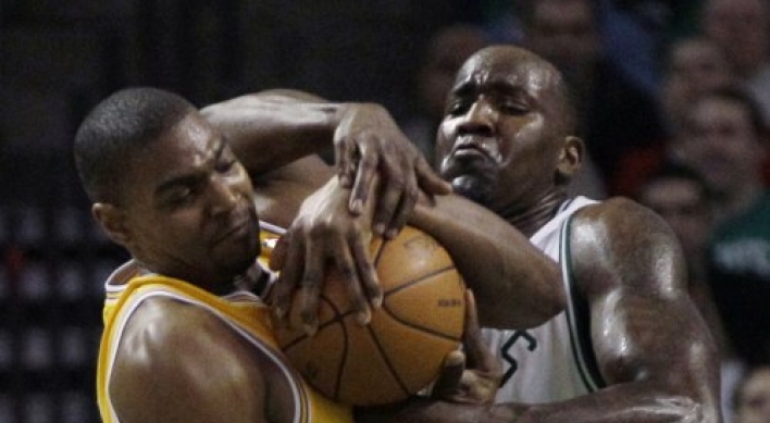 Kobe rallies Lakers past Allen, Celtics 92-86