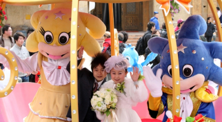 Little couple holds fairytale wedding in Dalian