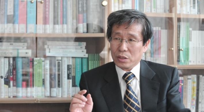 [Herald Interview] ‘Korean writers should overcome nationalism’