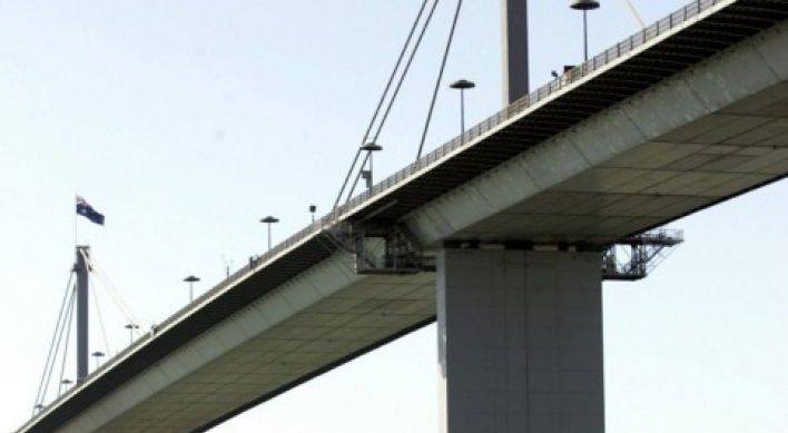 Australian jailed for throwing daughter off bridge