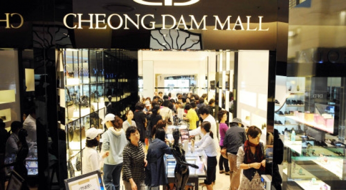 Online luxury shops challenge retail giants in growing market