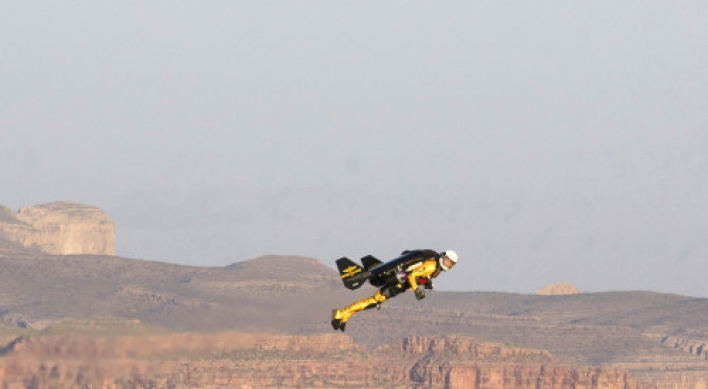 'JetMan' makes Grand Canyon flight