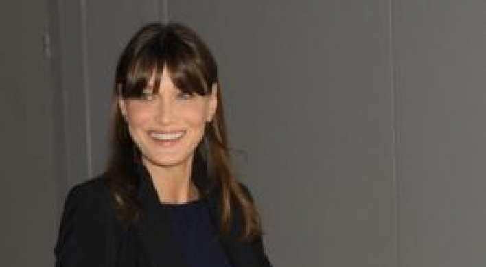 Carla Bruni, visibly pregnant, welcomes G8 wives