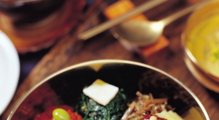 Bibimbap (rice mixed with vegetables and beef)