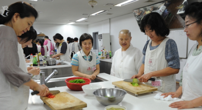 Buddhist nun teaches how to live better on temple food