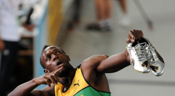 Usain Bolt coasts into 200 final at worlds