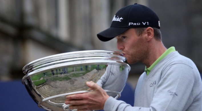 Hoey holds off McIlroy