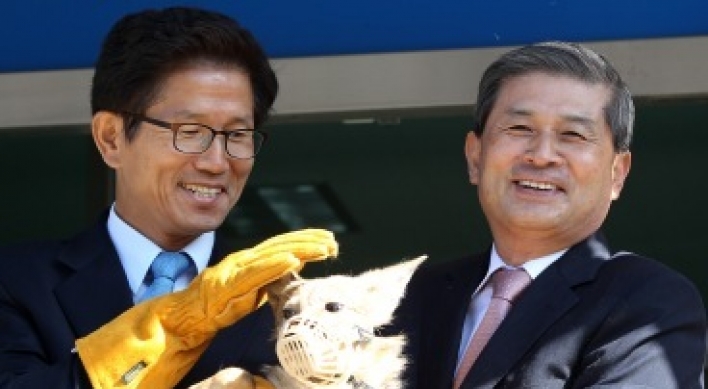Disgraced Korean scientist unveils cloned coyotes