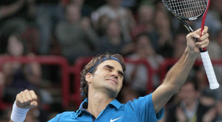 Federer takes Paris Masters final