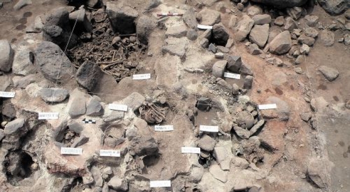 Peru finds 14th century mass grave of children