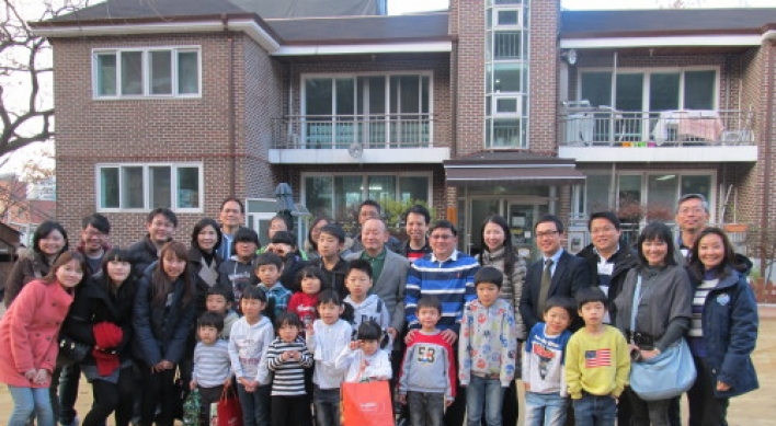 Singaporeans give to Korean orphans
