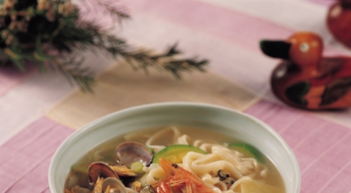 Haemul-kalguksu (Hand-style noodle soup with seafood)