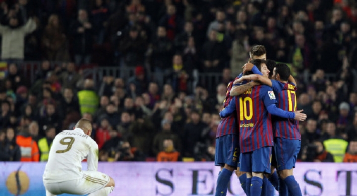 Barcelona holds off Madrid rally