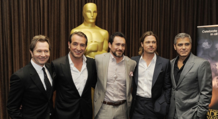 Clooney, Pitt, pals meet for Oscars lunch
