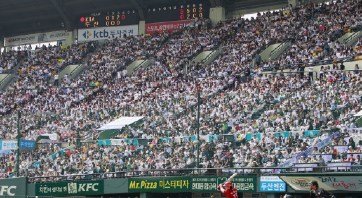 Korean baseball draws in fans for record breaking season