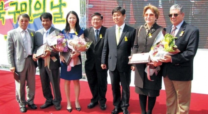 Envoys’ spouses become Seongbuk citizens