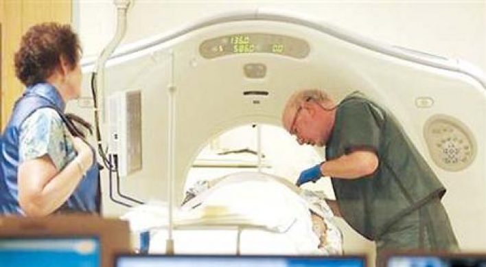 U.S. suggests lung cancer CT scans, but only for high-risk groups