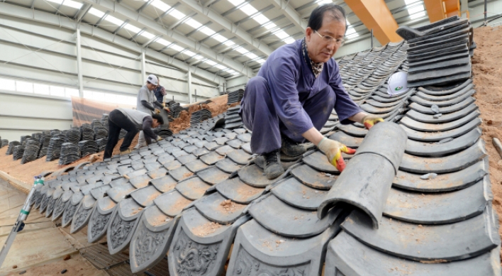 Sungnyemun gets new roof tiles as restoration proceeds