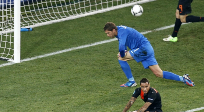 Ronaldo’s goals oust Netherlands