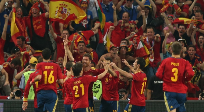 Alonso, Spain cruise into semis