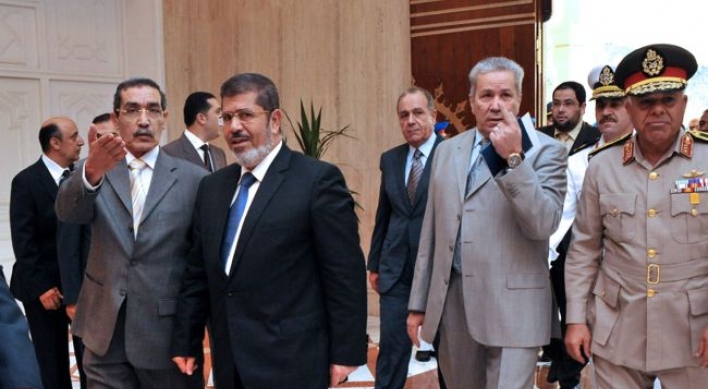 Egypt’s Morsi mulls cabinet amid Tahrir sit-in