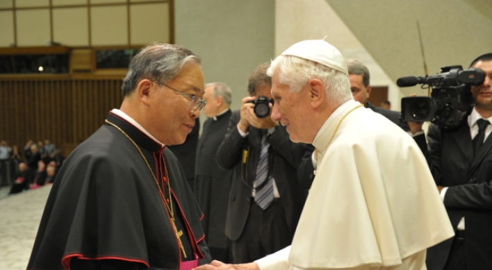 Pope confers pallium on Seoul’s new archbishop