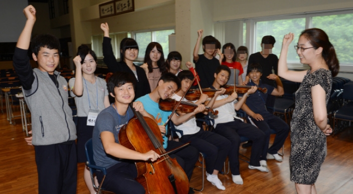 Defector children’s orchestra plays hope