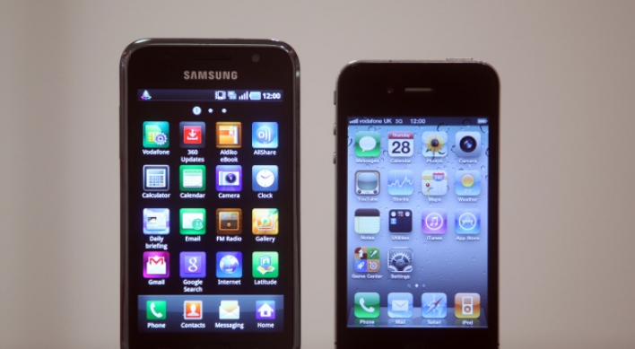 Samsung, Apple launch salvos in court battle