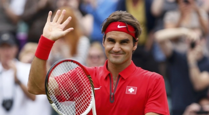 Federer reaches semi after downing Isner