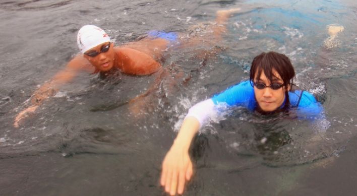 Koreans start 230-km swim to disputed islands