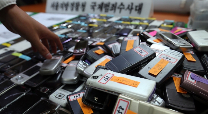 Two arrested for selling phones with forged foreigner identities