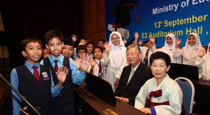 Malaysian children celebrate graduation in Korean style