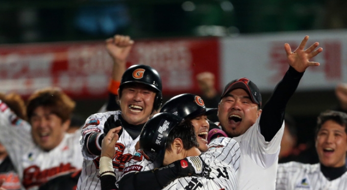 Lotte, SK clash in rematch of last year's playoff series