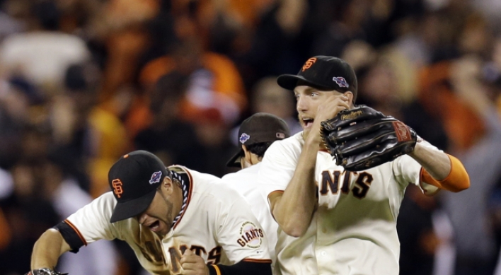 Giants crush Cards in Game 2 to tie up NLCS