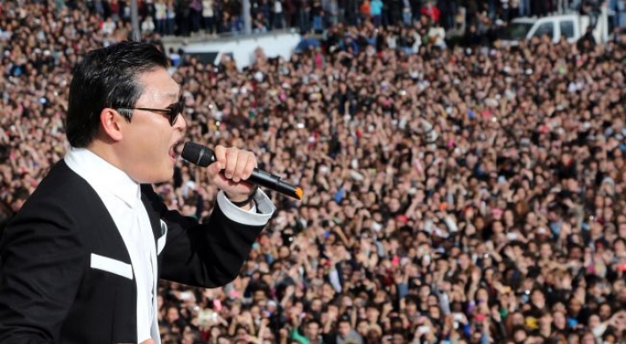 20,000 excited fans welcome Psy to Paris