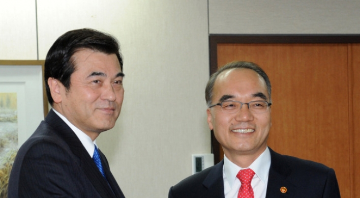 Finance chiefs of Korea, Japan share need to resume FTA talks