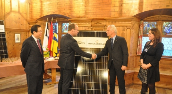 Hanwha donates solar module to Davos