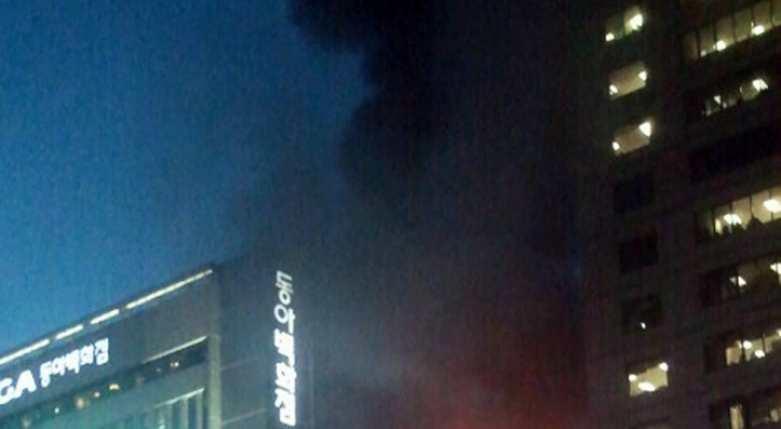Fire breaks out at department store in Daegu
