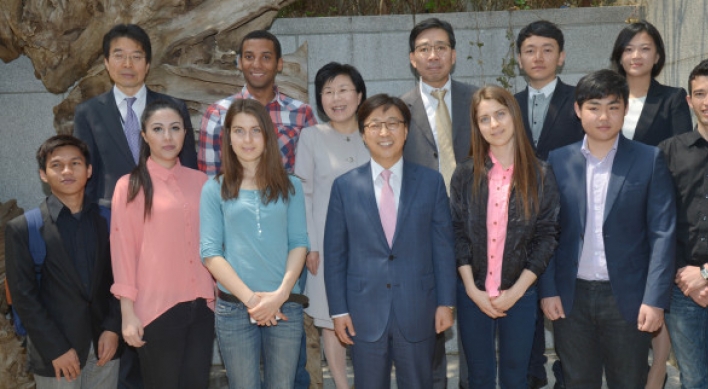 Samsung Group president hosts lunch for CICI speech contest winners