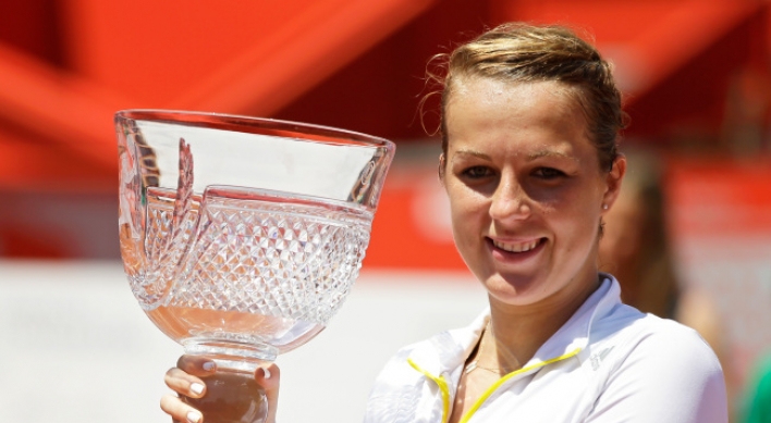 Pavlyuchenkova wins 1st clay title