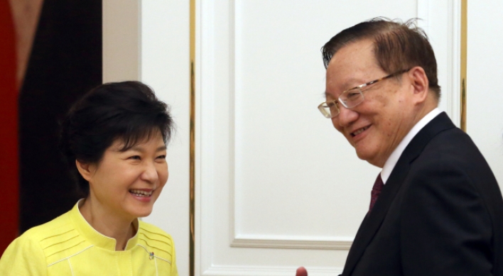 Park meets former top Chinese diplomat