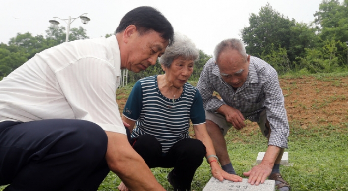 Chinese Korean War vets visit comrades’ cemetery for 1st time