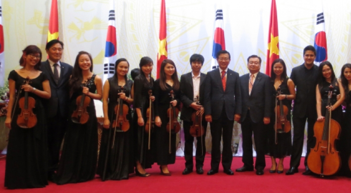 Kumho Asiana scholarship recipients hold concert at state dinner in Hanoi