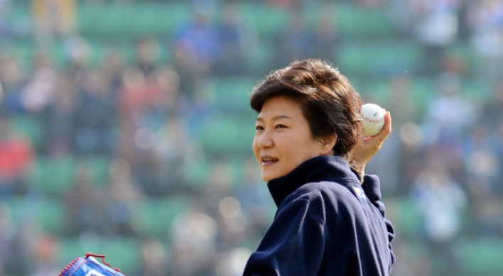[Photo News] Park plays ball