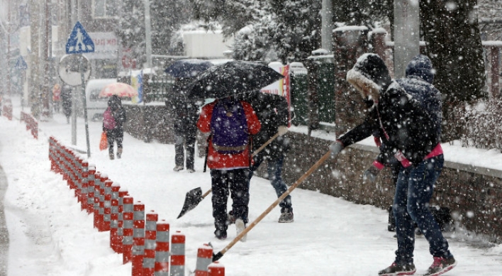 Heavy snow hits Seoul, central regions