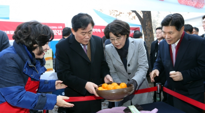 Park donates porcelain to Saenuri bazaar