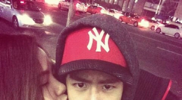 [Photo News] 2PM's  Nichkhun being kissed on the cheek by his sister